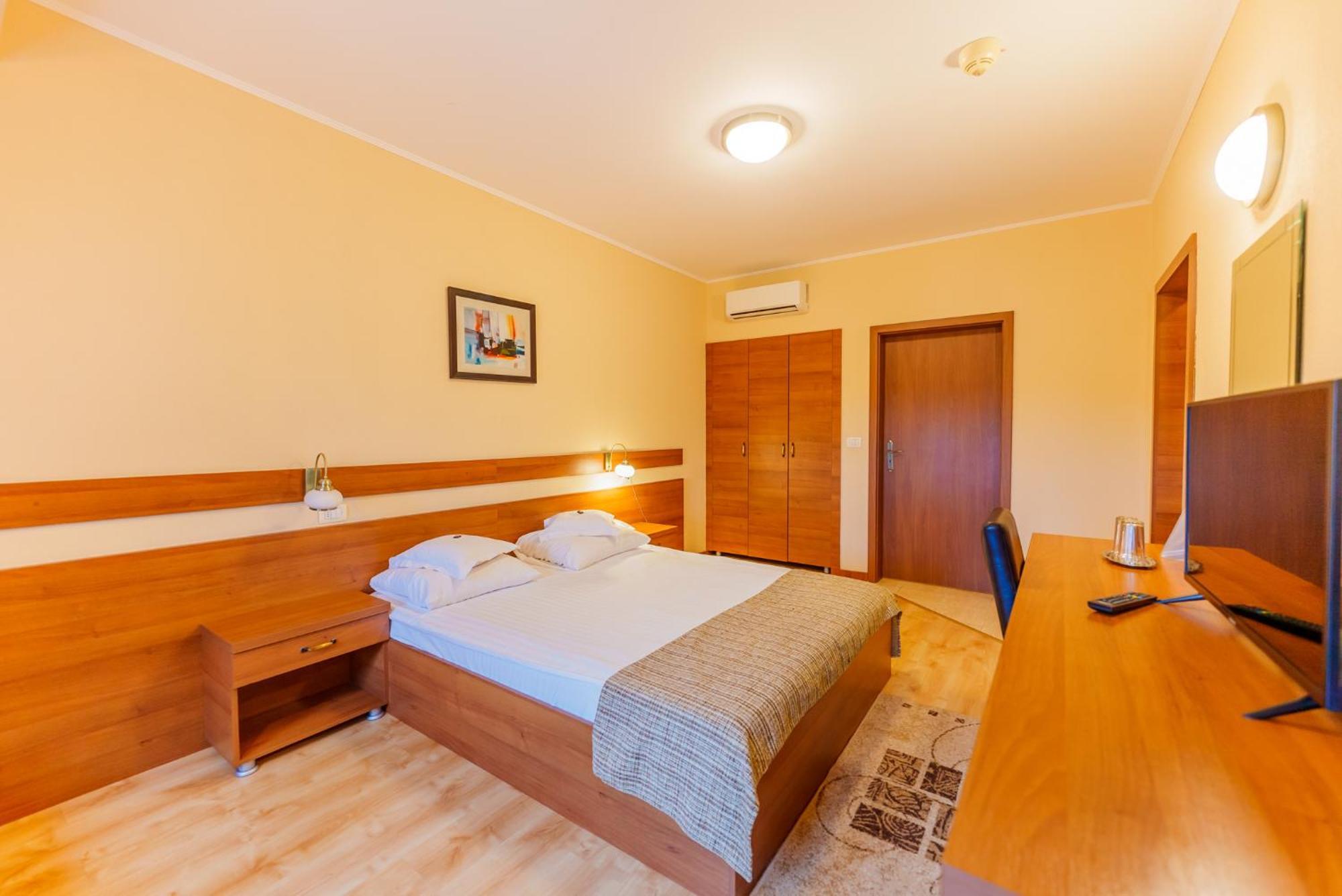 Hotel Crisana Arad Kültér fotó