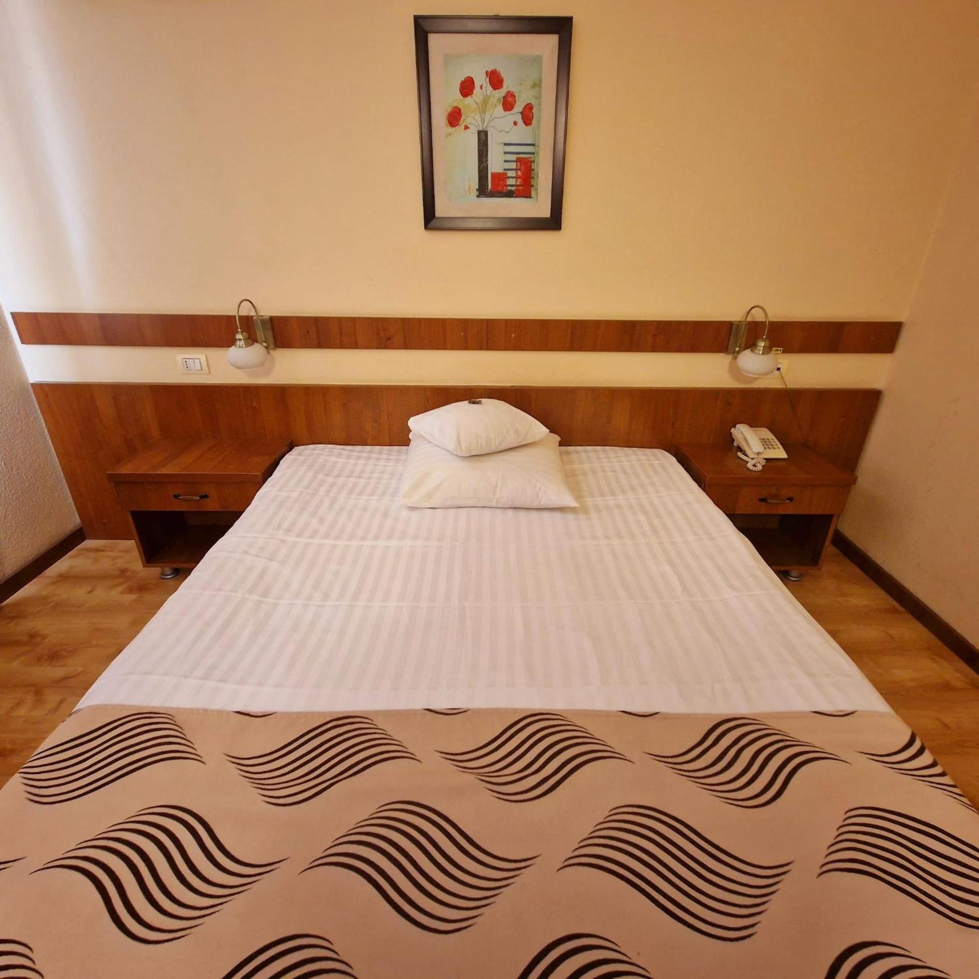 Hotel Crisana Arad Kültér fotó